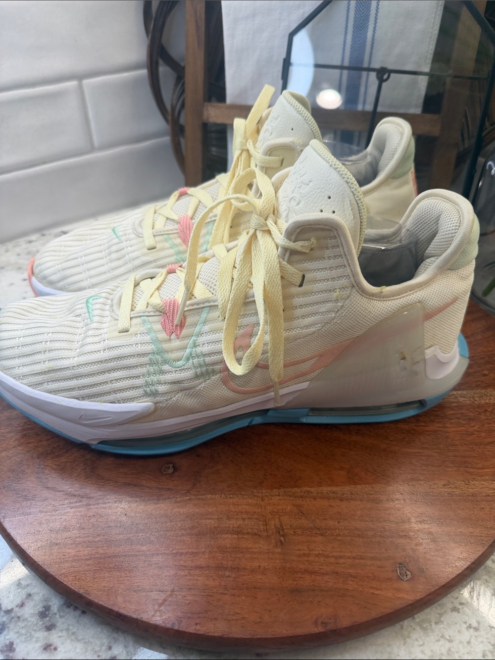 LeBron witness 6 Easter Sneakers - Picture 7 of 16